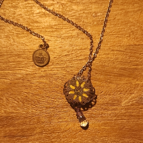 Elegant Gold and Silver Necklace with Crystal Pendant - Picture 5 of 6